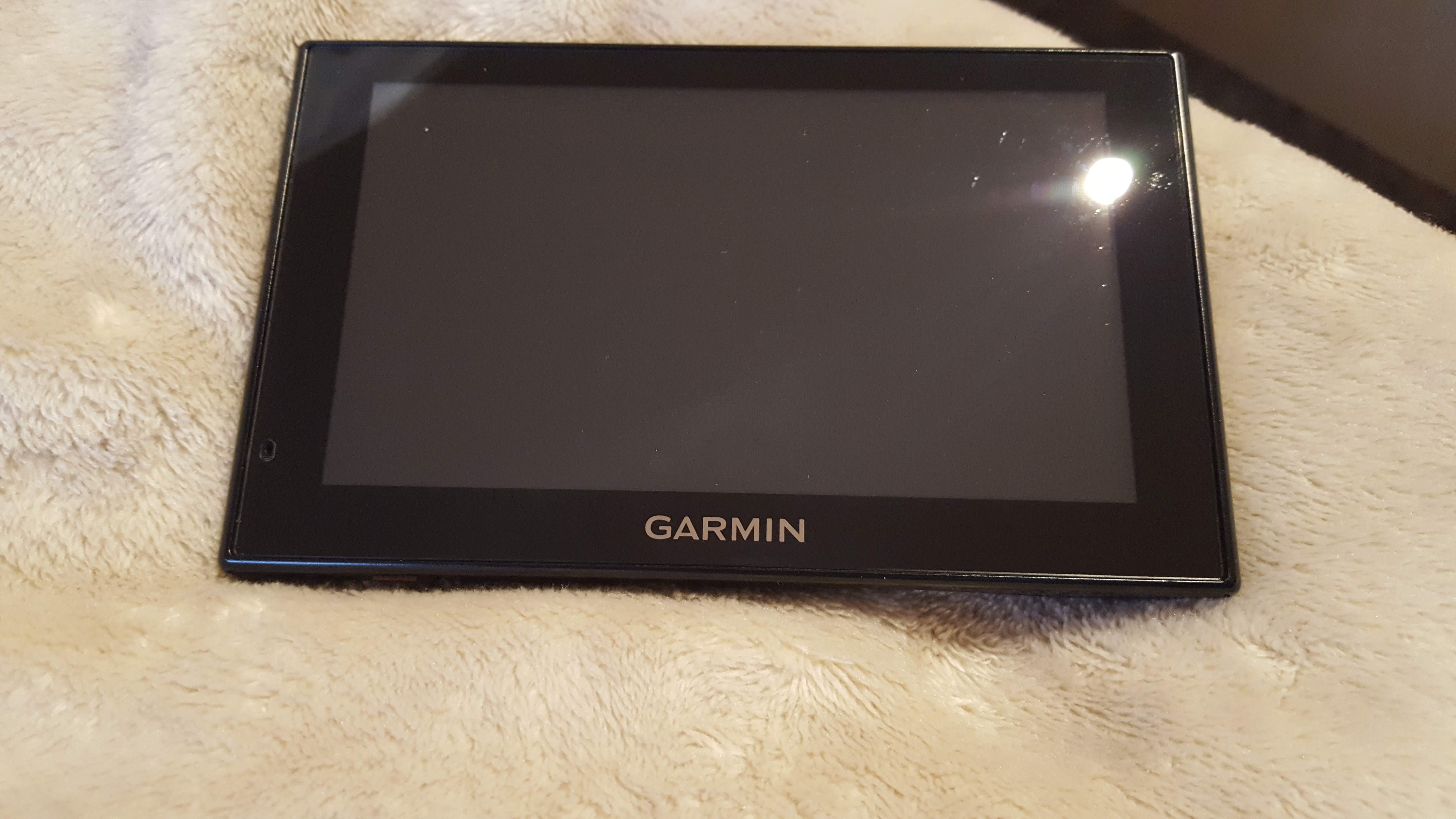 Prodám navigaci GARMIN nuvi 2589 LMT. Bez škrábanců plně funkční, s