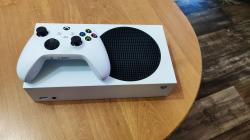 Hlavní foto k inzerátu č. 86844 - Xbox series s v perfektnim stavu, veskera kabel...