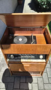 Inzerát č. 138691 - Sbírá někdo?  Bulharské lampové rádio + gramofon.  Rok as...