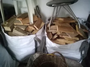 Inzerát č. 138836 - Palivové dřevo  Odřezky cca 25cm dlouhé  Suché  Bílý big ...