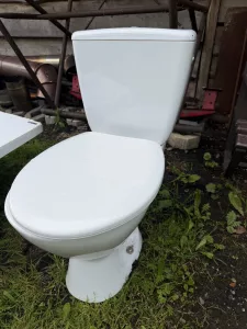 Inzerát č. 139233 - K dispozici wc, rohová vana, umyvadlo. Za odvoz