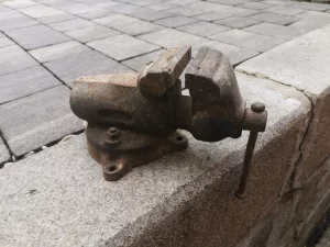 Inzerát č. 139239 - Prodám menší svěrák šířka čelistí 8cm. Cena 250Kč.