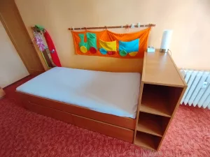 Inzerát č. 139365 - Postel v barvě olše. Postel zhotovená na míru, vysoké čel...