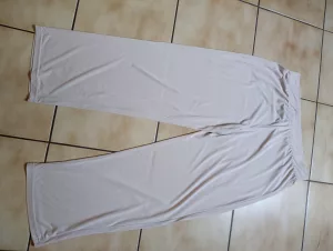 Inzerát č. 139427 - Dámské, dívčí kalhoty pružný materiál,vel.L 44, cena 50kc