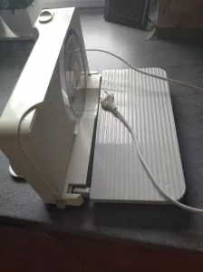 Inzerát č. 140178 - Prodám elektrický kráječ na chleba cena 500kc