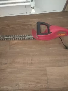Inzerát č. 140633 - Prodám elektrickou pilu na živý plot Zn.IKRA Mogatec.cena...