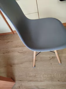 Inzerát č. 140717 - Prodám 2 ks kuchyňských židlí, šedé,velmi zachovalé. Cena...