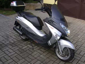 Inzerát č. 140987 - Prodam spolehlivý skutr  Yuki ZN 125T-19.Atraktivni černo...
