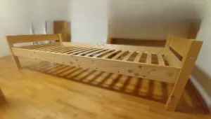 Inzerát č. 141527 - Prodám postel z masivu 90x200, s roštem. Odběr Třinec.  C...