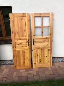 Inzerát č. 142001 - Prodám vnitřní dveře z masivu (borovice). Jedná se o 3 ks...