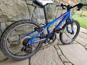 Inzerát č. 142075 - Prodám dětské horské kolo na 20" kolech. Ve předu jednota...