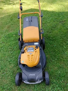 Inzerát č. 142131 - Prodám benzínovou sekačku s pojezdem Stiga Combi 53 SQ B,...