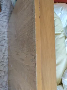 Inzerát č. 142222 - Daruji jídelní stůl 120 x 80 .   Skvrny na desce, odřená ...