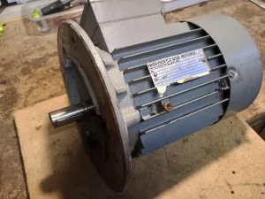 Inzerát č. 142628 - prodám elektromotor přírubový 380/220V    1kW  2800 ot.m ...
