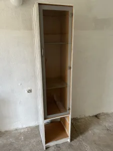 Inzerát č. 142764 - Daruji skleněnou vitrínu, bez zásuvek.
