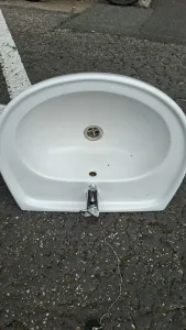 Inzerát č. 142863 - Prodám zachovalé umyvadlo i s baterií,hadičkama i sifonem...