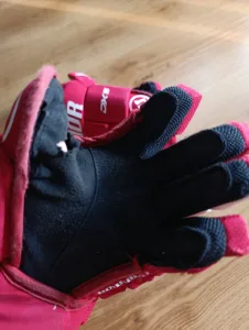Inzerát č. 143006 - Prodám hokejové rukavice  Warrior velikost 10. Na levé ru...