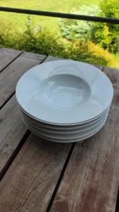 Inzerát č. 143142 - Prodám 6 kusů krásných hlubokých porcelánových talířů na ...