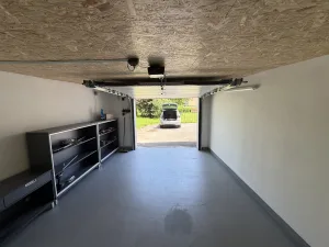 Inzerát č. 143269 - Pronájem garáže Bystřice, 24 m2, sekční vrata na DO , ele...