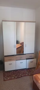 Inzerát č. 143297 - Velká šatní skříň se zrcadlem a zásuvkami    Prodám prost...
