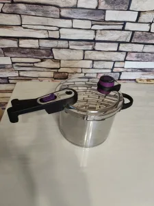 Inzerát č. 143762 - Prodám málo používaný tlakový hrnec.Cena 400Kč.