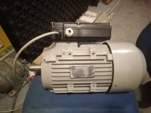 Inzerát č. 143908 - Jednofázový elektromotor  Výkon 2,2kw  1420 otáček za min...