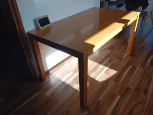 Inzerát č. 144015 - Prodám starší stůl. Rozměr 150x 80, sem tam škrábance. Ce...