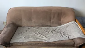 Inzerát č. 144105 - Dobrý den. Daruji starší ale plně funkční rozkládací gauč...