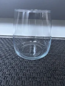 Inzerát č. 144325 - Skleněná váza. Výška - 16,5 cm. Průměr - 12 cm. Cena 50 Kč.