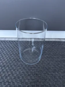 Inzerát č. 144326 - Skleněná váza. Výška - 21,5 cm. Průměr - 13,5 cm. Cena 50...