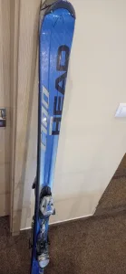 Inzerát č. 144683 - Prodám sjezdové lyže HEAD délka 170 cm.  Nutný servis...c...