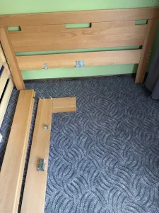 Inzerát č. 144820 - Daruji postel 180x200 masiv s rosty. Za odvoz. Specha vic...