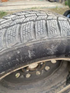Inzerát č. 145082 - Prodám dvě kompletní kola. 185/60R15 zimní vzor najeto cc...