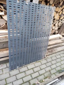 Inzerát č. 145117 - Prodám děrovaný plech 8 kusů, zemní vruty se sloupky 16 k...