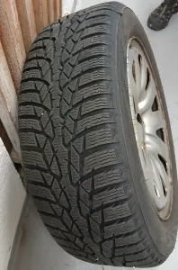 Inzerát č. 145271 - Prodám zimní sadu pneu s plechovými disky NOKIAN 205/55 R...