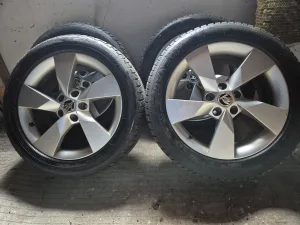 Inzerát č. 146058 - Prodám elektrony se zimními pneumatikami 225/50 R17 na Šk...